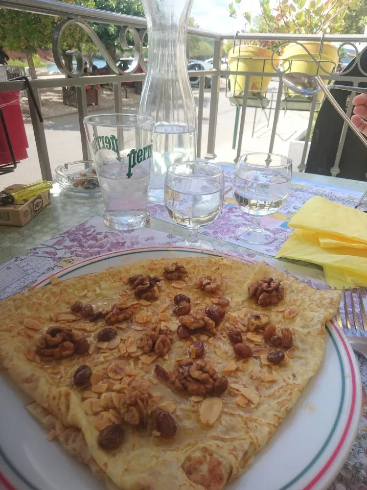 Crêpe Au Miel Avec Ses Noix Et Amandes Grillées